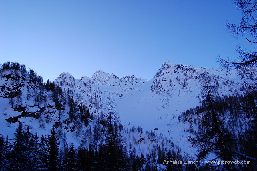 05 I profili delle montagne iniziano a delinearsi nel cielo azzurro.JPG